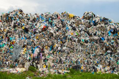 Chisinau, Moldova - 24 Mayıs 2019: Chisinau, Moldova'da çöp geri dönüşüm merkezi. Ayrı çöp toplama. Kirlilik kavramı. Çöp.