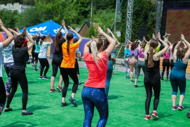 Chisinau, Moldova - 25 Mayıs 2019: Spor müsabakaları Açık havada Chisinau, Moldova. Fitness, spor, zafer, başarı ve sağlıklı yaşam tarzı kavramı. Açık havada spor yapan genç sporcular.