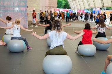Chisinau, Moldova - 25 Mayıs 2019: Spor müsabakaları Açık havada Chisinau, Moldova. Fitness, spor, zafer, başarı ve sağlıklı yaşam tarzı kavramı. Açık havada spor yapan genç sporcular.
