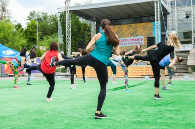 Chisinau, Moldova - 25 Mayıs 2019: Spor müsabakaları Açık havada Chisinau, Moldova. Fitness, spor, zafer, başarı ve sağlıklı yaşam tarzı kavramı. Açık havada spor yapan genç sporcular.
