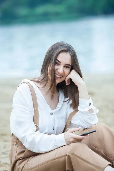 Flicka Utomhus Textning Hennes Mobiltelefon Flicka Med Telefon Porträtt Lycklig — Stockfoto