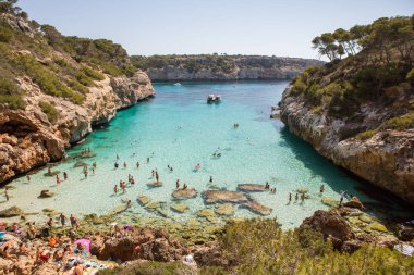 Cala des moro Mallorca, İspanya güzel görünümü. Banyo plajı. Akdeniz. Pastoral turkuaz kristal berraklığında plaj koyu
