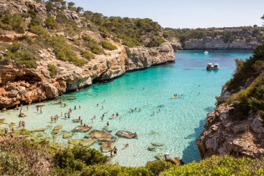Cala des moro Mallorca, İspanya güzel görünümü. Banyo plajı. Akdeniz. Pastoral turkuaz kristal berraklığında plaj koyu