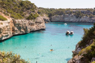 Cala des moro Mallorca, İspanya güzel görünümü. Banyo plajı. Akdeniz. Pastoral turkuaz kristal berraklığında plaj koyu
