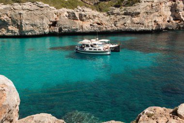 Cala des moro Mallorca, İspanya güzel görünümü. Banyo plajı. Akdeniz. Pastoral turkuaz kristal berraklığında plaj koyu