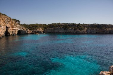 Cala des moro Mallorca, İspanya güzel görünümü. Banyo plajı. Akdeniz. Pastoral turkuaz kristal berraklığında plaj koyu
