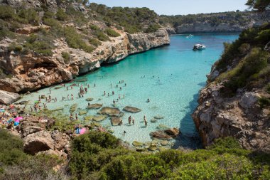 Cala des moro Mallorca, İspanya güzel görünümü. Banyo plajı. Akdeniz. Pastoral turkuaz kristal berraklığında plaj koyu