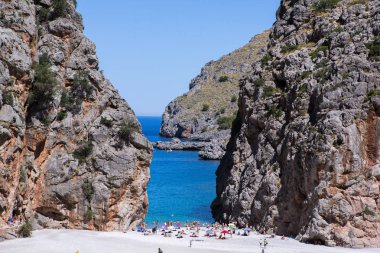 Torrent de Pareis Sa Calobra Mallorca, İspanya. Güzel koy plaj turkuaz deniz dağları, Cala Sa Calobra.