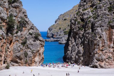 Torrent de Pareis Sa Calobra Mallorca, İspanya. Güzel koy plaj turkuaz deniz dağları, Cala Sa Calobra.
