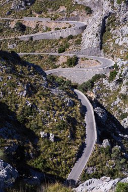 Sa Calobra köyüne doğal dağ yolu, Mayorka adası, İspanya. Dağlardaki yol. Güzel manzara.