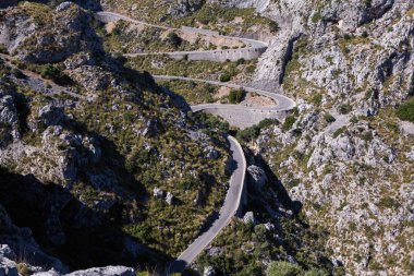 Sa Calobra köyüne doğal dağ yolu, Mayorka adası, İspanya. Dağlardaki yol. Güzel manzara.