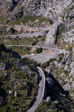 Sa Calobra köyüne doğal dağ yolu, Mayorka adası, İspanya. Dağlardaki yol. Güzel manzara.