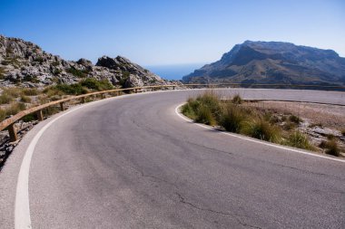 Sa Calobra köyüne doğal dağ yolu, Mayorka adası, İspanya. Dağlardaki yol. Güzel manzara.