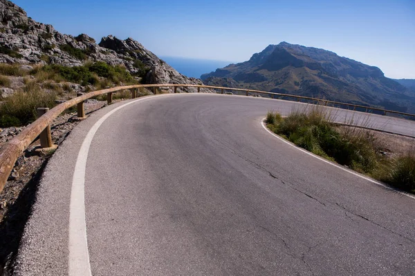 风景优美的山路到萨卡罗布拉村 马略卡岛 西班牙 山中的道路 美丽的风景 — 图库照片