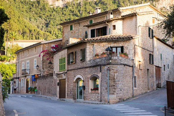 Mayorka Tramuntana dağ Balear İspanya.Beautiful köy Mallorca Deia de Deia de Deia geleneksel taş köy