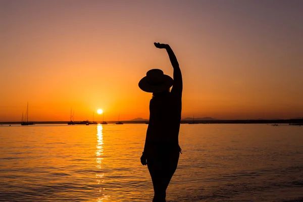 Atardecer Silueta Mujer Sexy Mujer Despreocupada Disfrutando Puesta Sol Playa —  Fotos de Stock