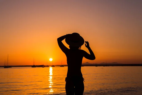 Pôr Sol Silhueta Mulher Sexy Mulher Despreocupada Desfrutando Pôr Sol — Fotografia de Stock