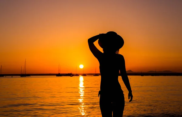 Atardecer Silueta Mujer Sexy Mujer Despreocupada Disfrutando Puesta Sol Playa —  Fotos de Stock