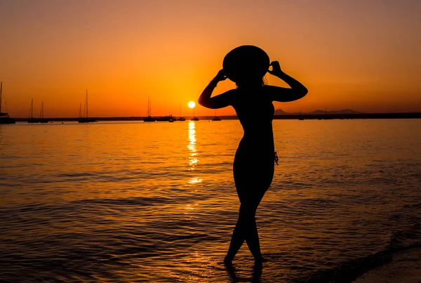 サンセット セクシーな女性のシルエット ビーチで夕日を楽しむ気楽な女性 幸せなライフスタイル マヨルカ プレンビーチ — ストック写真