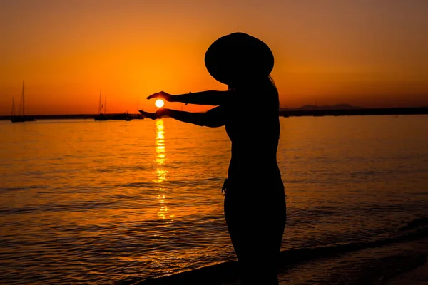 Sonnenuntergang Sexy Frauensilhouette Unbekümmerte Frau Genießt Den Sonnenuntergang Strand Glücklicher — Stockfoto