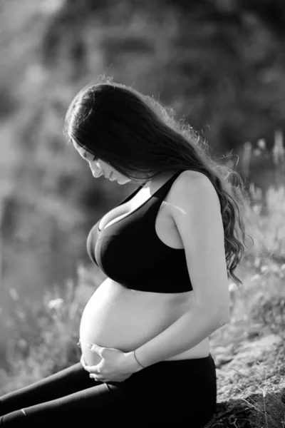 Kobieta Ciąży Długimi Zdrowymi Włosami Kwiatami Piękna Dziewczyna Czeka Dziecko — Zdjęcie stockowe
