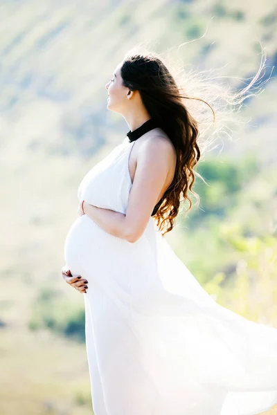 Femme Enceinte Avec Longs Cheveux Fleurs Bonne Santé Belle Fille — Photo