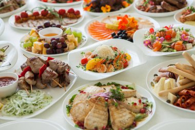 Güzel şenlikli masa evde veya restoran iç düğün kutlama akşam yemeği için servis edilir. Bir restoranda yemek dolu bir masa. Tam yuvarlak masa.