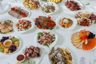 Güzel şenlikli masa evde veya restoran iç düğün kutlama akşam yemeği için servis edilir. Bir restoranda yemek dolu bir masa. Tam yuvarlak masa.