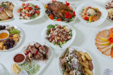 Güzel şenlikli masa evde veya restoran iç düğün kutlama akşam yemeği için servis edilir. Bir restoranda yemek dolu bir masa. Tam yuvarlak masa.