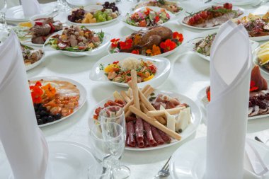 Güzel şenlikli masa evde veya restoran iç düğün kutlama akşam yemeği için servis edilir. Bir restoranda yemek dolu bir masa. Tam yuvarlak masa.
