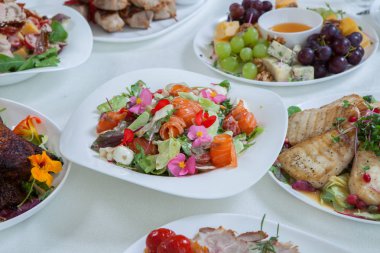 Güzel şenlikli masa evde veya restoran iç düğün kutlama akşam yemeği için servis edilir. Bir restoranda yemek dolu bir masa. Tam yuvarlak masa.