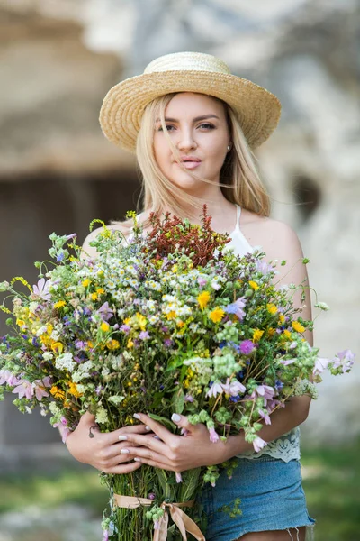 Güzel Kadın Yüz Portre Güzellik Cilt Bakım Konsepti. Doğal cilt ile kadın yüzü Moda Güzellik Modeli Güzellik portre.