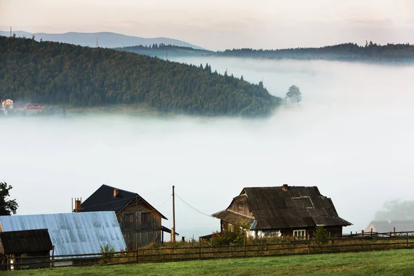 Schöner Sonnenaufgang Den Bergen Mit Weißem Nebel Reisehintergrund Schöne Welt — Stockfoto