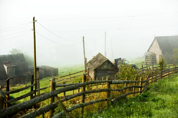 Beyaz sisli dağlarda güzel gün doğumu. Seyahat geçmişi. Güzellik dünyasını keşfetmek. Karpat dağları. Ukrayna. Avrupa. Yaz manzarası