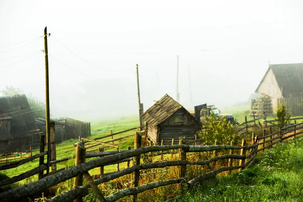Beyaz sisli dağlarda güzel gün doğumu. Seyahat geçmişi. Güzellik dünyasını keşfetmek. Karpat dağları. Ukrayna. Avrupa. Yaz manzarası