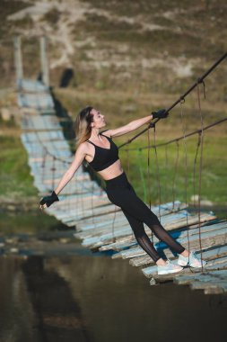 Genç güzel sportif kız. Kız egzersiz uyguluyor. Açık hava sporu. Güzel güçlü seksi atletik kafkas fitness kadın. Kadın fitness açık hava konsepti