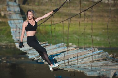 Genç güzel sportif kız. Kız egzersiz uyguluyor. Açık hava sporu. Güzel güçlü seksi atletik kafkas fitness kadın. Kadın fitness açık hava konsepti