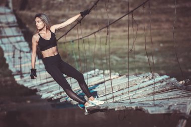 Genç güzel sportif kız. Kız egzersiz uyguluyor. Açık hava sporu. Güzel güçlü seksi atletik kafkas fitness kadın. Kadın fitness açık hava konsepti