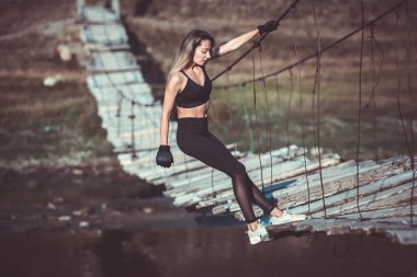 Genç güzel sportif kız. Kız egzersiz uyguluyor. Açık hava sporu. Güzel güçlü seksi atletik kafkas fitness kadın. Kadın fitness açık hava konsepti