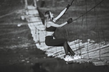 Genç güzel sportif kız. Kız egzersiz uyguluyor. Açık hava sporu. Güzel güçlü seksi atletik kafkas fitness kadın. Kadın fitness açık hava konsepti
