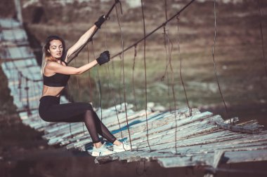 Genç güzel sportif kız. Kız egzersiz uyguluyor. Açık hava sporu. Güzel güçlü seksi atletik kafkas fitness kadın. Kadın fitness açık hava konsepti