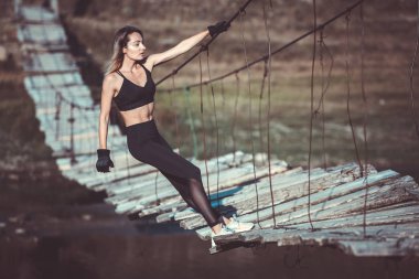 Genç güzel sportif kız. Kız egzersiz uyguluyor. Açık hava sporu. Güzel güçlü seksi atletik kafkas fitness kadın. Kadın fitness açık hava konsepti