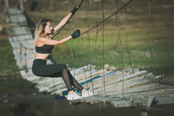 Genç güzel sportif kız. Kız egzersiz uyguluyor. Açık hava sporu. Güzel güçlü seksi atletik kafkas fitness kadın. Kadın fitness açık hava konsepti