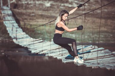 Genç güzel sportif kız. Kız egzersiz uyguluyor. Açık hava sporu. Güzel güçlü seksi atletik kafkas fitness kadın. Kadın fitness açık hava konsepti