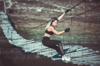 Genç güzel sportif kız. Kız egzersiz uyguluyor. Açık hava sporu. Güzel güçlü seksi atletik kafkas fitness kadın. Kadın fitness açık hava konsepti