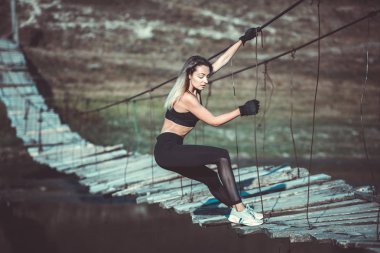 Genç güzel sportif kız. Kız egzersiz uyguluyor. Açık hava sporu. Güzel güçlü seksi atletik kafkas fitness kadın. Kadın fitness açık hava konsepti