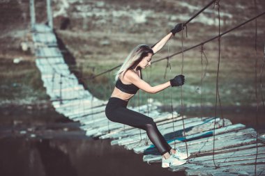 Genç güzel sportif kız. Kız egzersiz uyguluyor. Açık hava sporu. Güzel güçlü seksi atletik kafkas fitness kadın. Kadın fitness açık hava konsepti