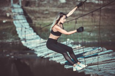 Genç güzel sportif kız. Kız egzersiz uyguluyor. Açık hava sporu. Güzel güçlü seksi atletik kafkas fitness kadın. Kadın fitness açık hava konsepti
