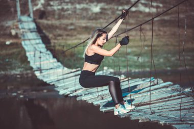 Genç güzel sportif kız. Kız egzersiz uyguluyor. Açık hava sporu. Güzel güçlü seksi atletik kafkas fitness kadın. Kadın fitness açık hava konsepti