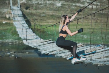 Çekici genç sportif kadın dışında çalışıyor. Çapraz uyum eğitimi. Kaslı kadın. Sportif mayo genç, zinde ve güzel kız. Spor, diyet, sağlık ve güzellik kavramı. Siyah spor iç çamaşırı genç kadın.